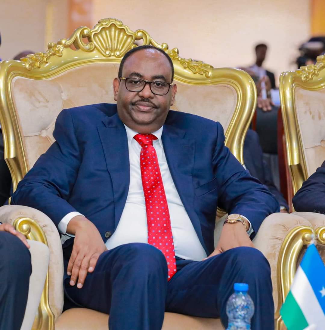 Plstatehouse's tweet photo. Qasriga Madaxtooyada DPL waxaa maanta si rasmi ah uga qabsoomay Caleema Saarka Madaxweynaha DPL @HESaidADeni Madaxweyne Ku-xigeenka DPL Ilyaas Cismaan Lugatoor, kaasi oo ay kasoo qayb-galeen wefti balaadhan oo uu hogaaminayo Madaxweynaha  Federaalka Soomaaliya @HassanSMohamud https://t.co/iRuyfYSmeG