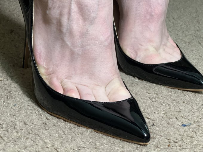 Prepare to see the greatest toe cleavage pumps ever! #toecleavage https://t.co/YDH4iEVUBn<a href="/tag/toecleavage"class="tags"><span>#toecleavage</span></a>