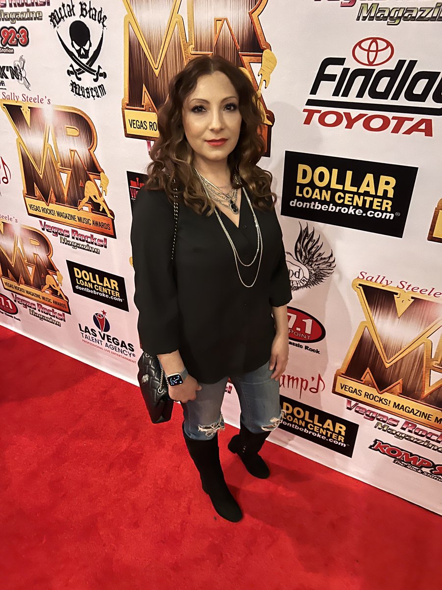 _michellearagon's tweet image. Quick selfie with the amazing @KipWinger at the Vegas Rocks Award Show