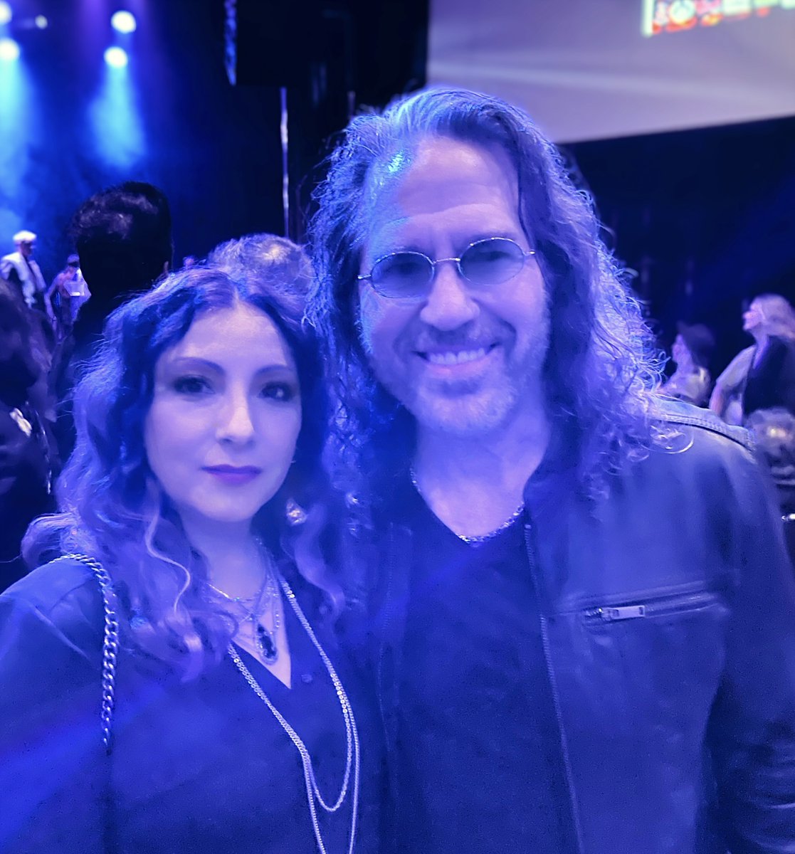 _michellearagon's tweet image. Quick selfie with the amazing @KipWinger at the Vegas Rocks Award Show