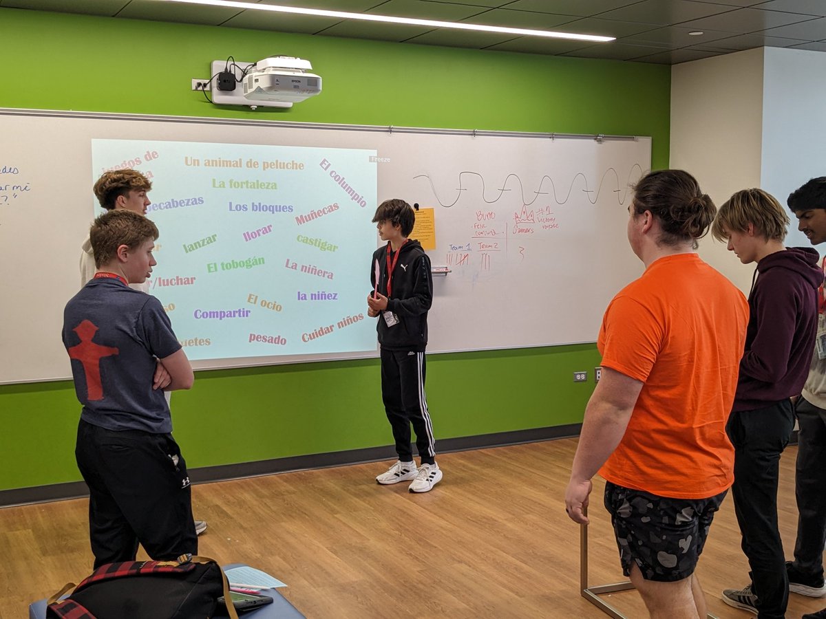 Siempre nos divertimos en el  <a href="/LZHSHub/">LZHS Learning & Innovation Hub</a> !