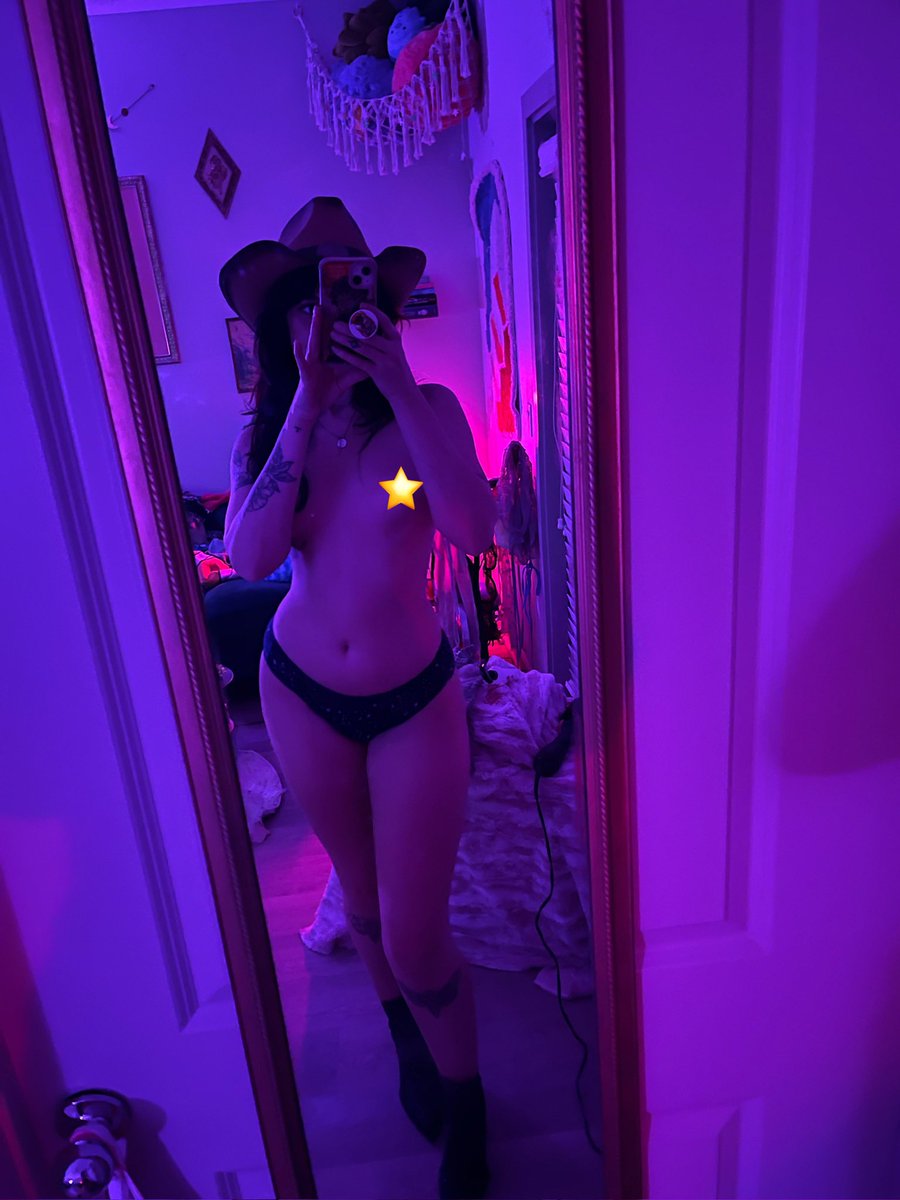 xclvirx's tweet photo. thinking about coming back to @MyFreeCams 💕 https://t.co/qXioq3fDTY