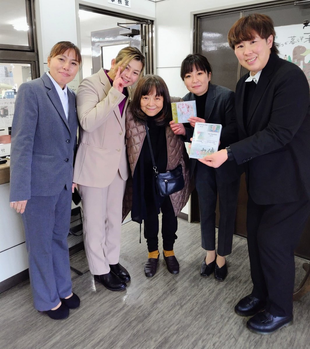 ktnh_come's tweet photo. 漫画家の真崎春望（さなざきはるも）先生✨

明るくエネルギッシュでいて可愛らしい笑顔の真崎先生。
楽しいトークで場が和みました☺️

またお会いできるのを広報部一同楽しみにしております😊

#真崎春望 先生
#北日本製袋
#COMESACK https://t.co/6iZ1YvleUE