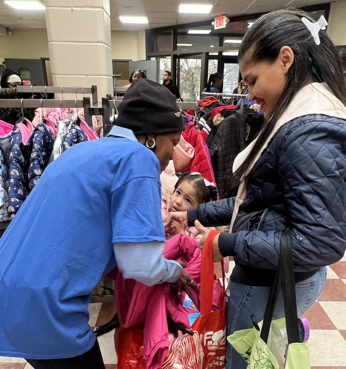jamaaltbailey's tweet photo. Today, we distributed over 100 winter coats at our coat drive in Mount Vernon! Shoutout to our incredible partners, Mount Vernon Recreation, @NYCares, @AnthemBCBS, and my amazing team, the #BaileyBunch, for holding it down in the district while I'm in Albany for budget hearings! https://t.co/oVMd0lDt4K