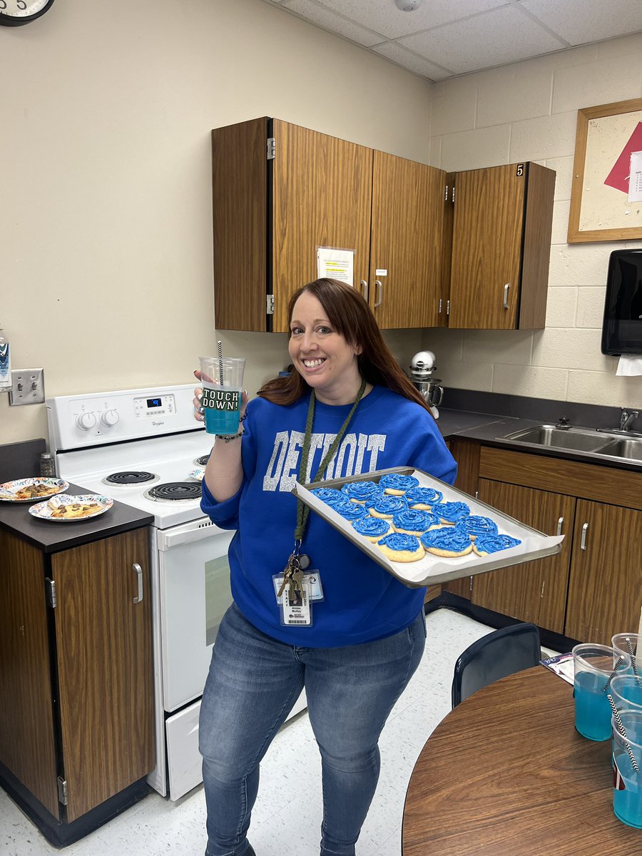 msaimeeallen's tweet photo. Lions party day!! Mini pizzas, cookies, and blue kool-aid!! 💙🦁 @BayCityCentral https://t.co/3n3MIdc8jK