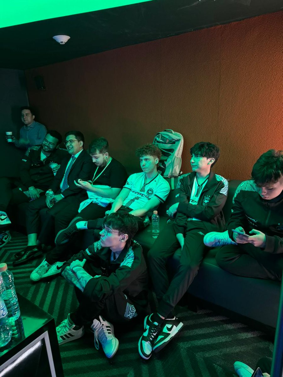 HyperXLatam's tweet photo. Los buenos muchachos de @teamisurus reposaditos para lo que se viene 🔥
HOY HAY JUEGO Y VAN CON TODA 🦈
Vive toda la emoción de #LLA por https://t.co/WCocFI94cD
7PM MEX / 8PM COL - PER / 10PM ARG-CH
.
.
.
.
#gosharks #WereAllGamers #teamisurus https://t.co/PCBsRAoXPx