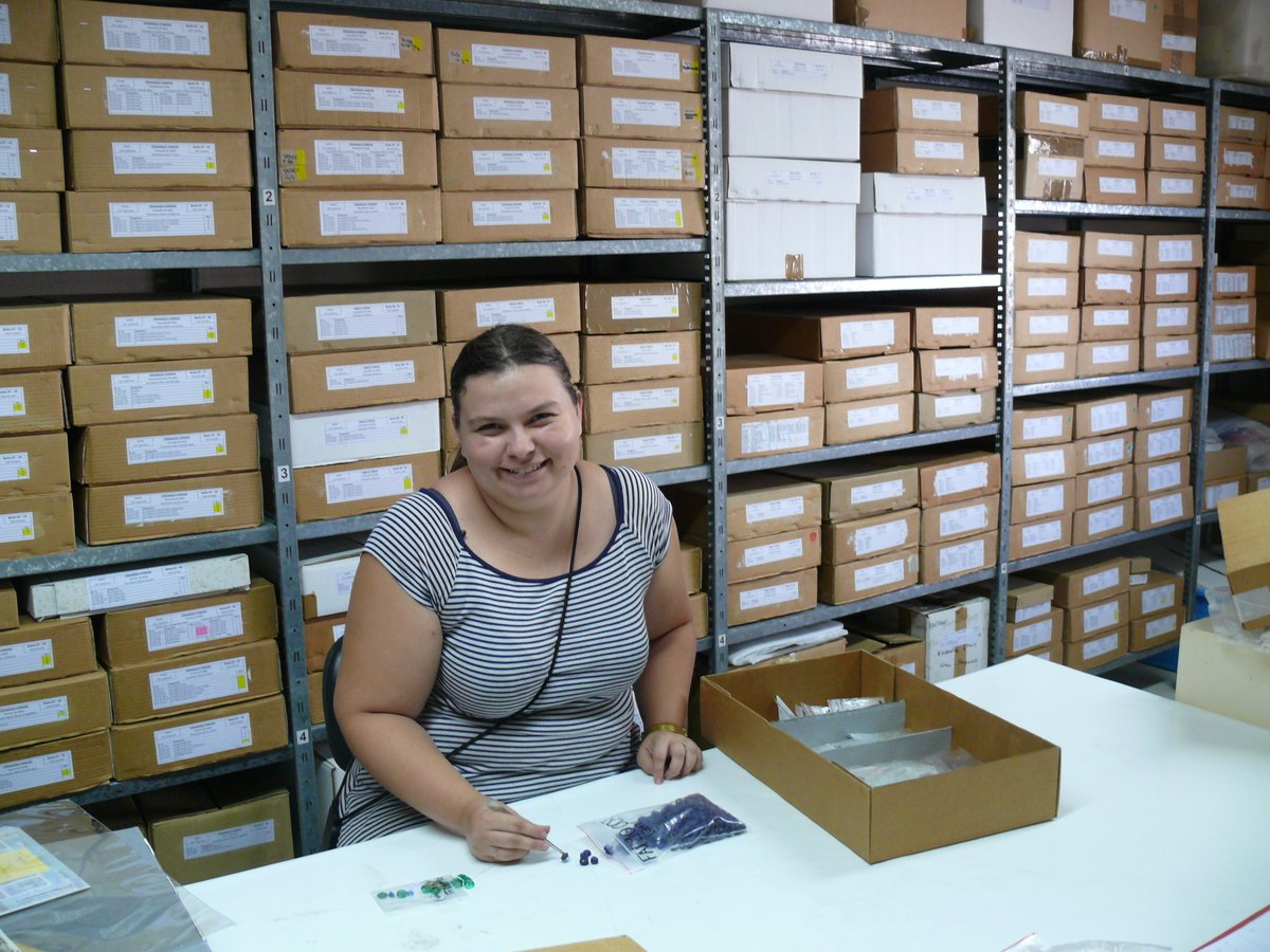MuseeMaritimeNc's tweet photo. Bienvenue à Tiffany ! Ayant terminé sa licence d'Histoire de l'@unc_nc, elle a souhaité découvrir le travail en coulisse et assiste notre #conservatricerestauratrice dans l'inventaire de la collection La Pérouse.
Pas mal comme job d'été😊!
#JobEte https://t.co/EsXzjZ7ciA