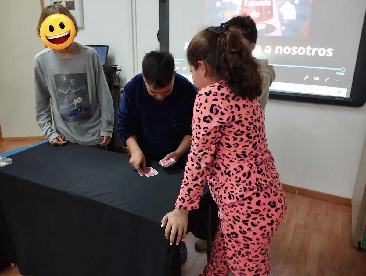CrieBerlanga's tweet photo. Los alumnos del 
@CEIPPedroGomezB  
@CraLaEsgueva han realizado grandes trucos de magia en la #escuelademagia del
@CrieBerlanga con sus salas #Houdini #Cooperfield #MagoPop y #JuanTamariz 
@educacyl @CFIEdeSoria https://t.co/5wtUwdYdSM