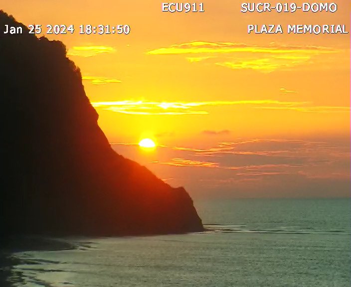 ECU911PVO's tweet photo. Un atardecer maravilloso es captado a través de nuestras cámaras de #VideovigilanciaECU911.

iFeliz noche! https://t.co/sLO9k0pbBH