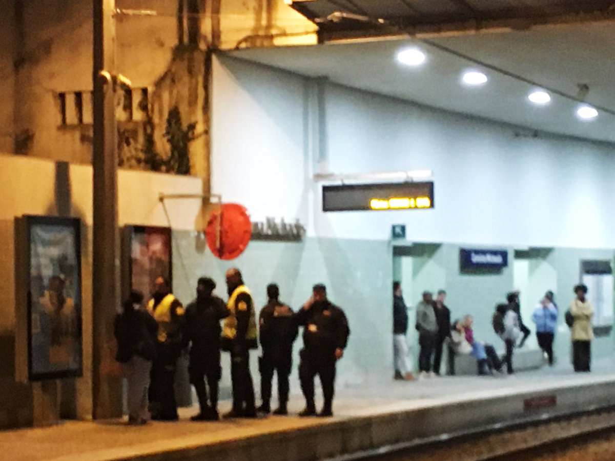 h3minus1's tweet photo. #UGLY #porto #metro #security beating women in the face in #carolinamichaelis https://t.co/RZACR6kV6C