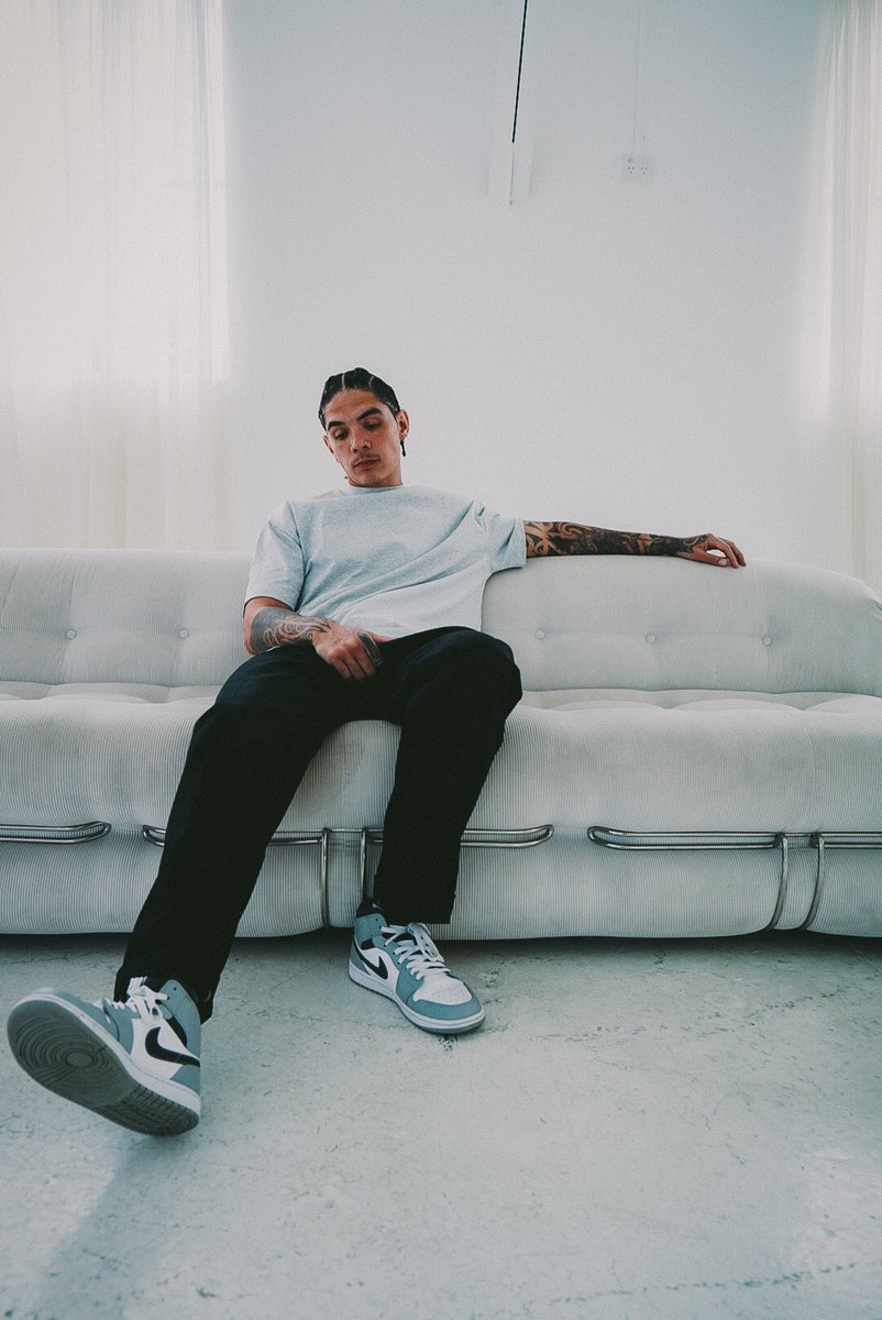 WillSinge's tweet image. i know you don’t wanna sleep when 📞 you girl..