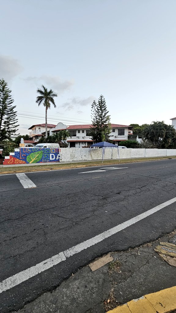 Olivarescfc's tweet photo. ¡DÍA 1 DEL MURAL DE TAPAS EN PANAMÁ! 🇵🇦

Ha sido un día muy emocionante con un gran apoyo de parte de la gente. Este mural se está realizando en David, Chiriquí, en la fachada del histórico Gran Hotel Nacional y se usarán más de 180.000 tapas. https://t.co/4oi9kPHoNS