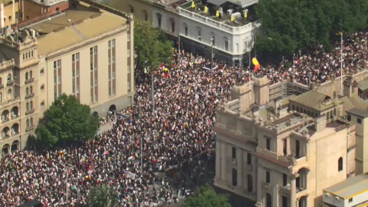 tpwkelly's tweet photo. Large crowds gather for 'Invasion Day' protest outside state parliament @9NewsMelb https://t.co/r1JJMvcxcr