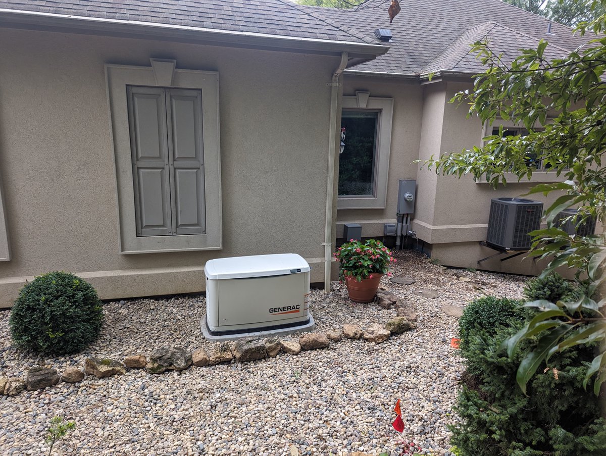 PowerTomorrow's tweet image. Using #Generators or propane heaters inside during a #PowerOutage can cause deadly carbon monoxide poisoning. Never run a generator or propane heater inside your garage or home. #HomeSafety
Learn more about professionally-installed backup power systems at: CromwellSolar.com/backup-power