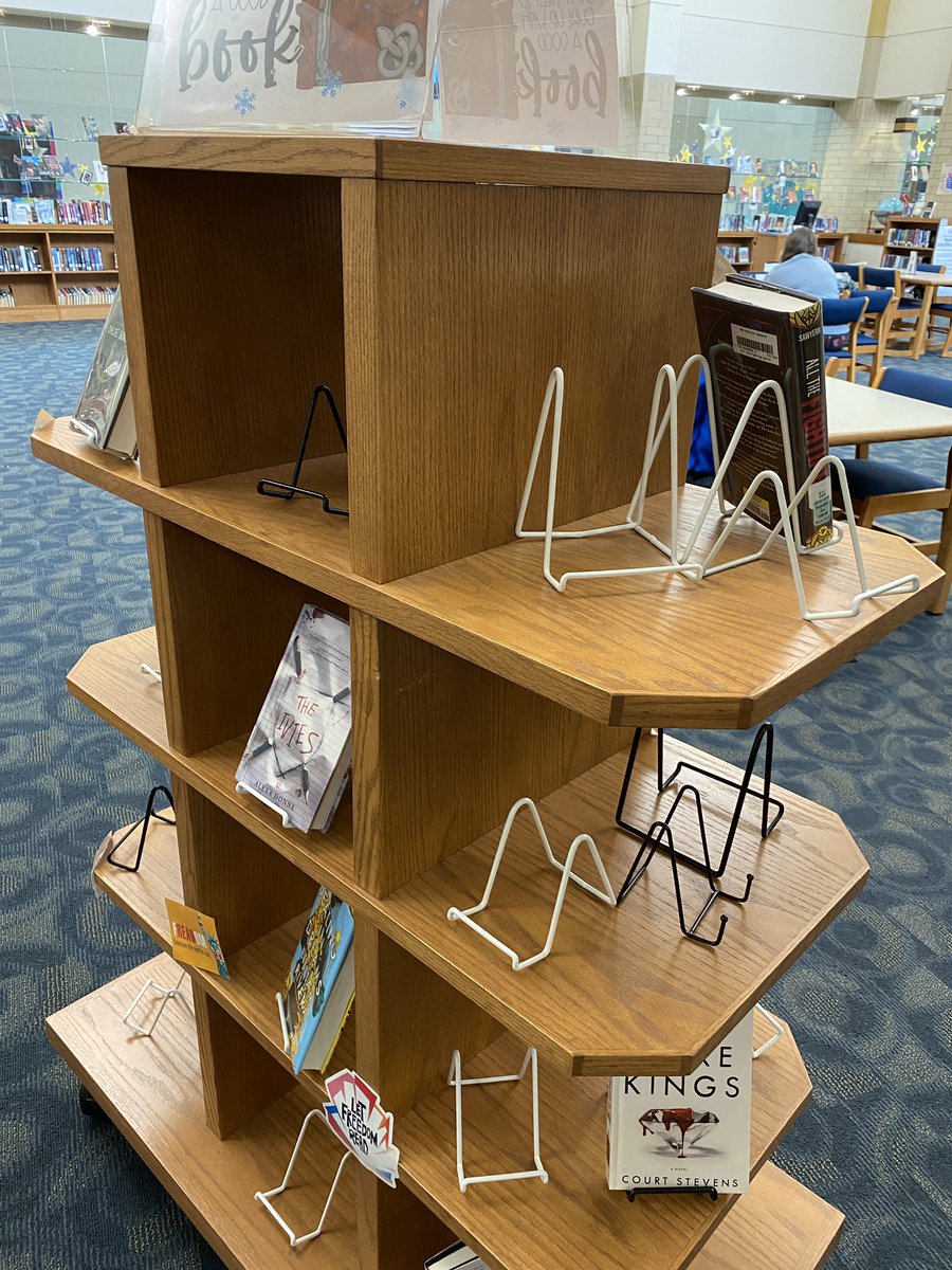 I don’t hate when this happens. 😏<a href="/DCHS_hawks/">Decatur Central</a> readers make me happy. #DecaturProud #SchooLibrary