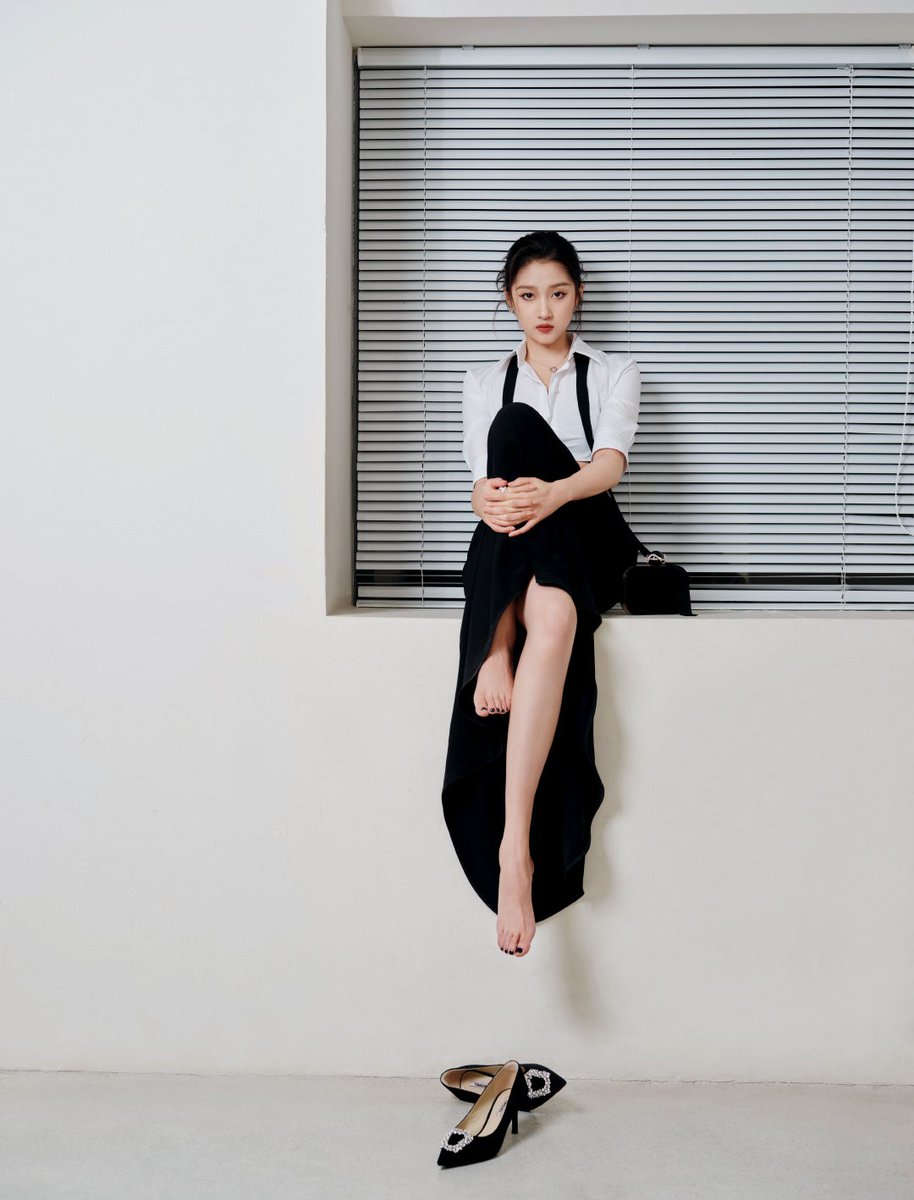 看着晓彤亲妈的脚流出废物精液给亲妈保养高跟鞋和美脚。劣等精液是不允许射女友或老婆逼里的，给晓彤亲妈做美脚护理是最好的归宿。
#关晓彤 #意淫 #脚奴 #盯射 #媚脚 #恋足