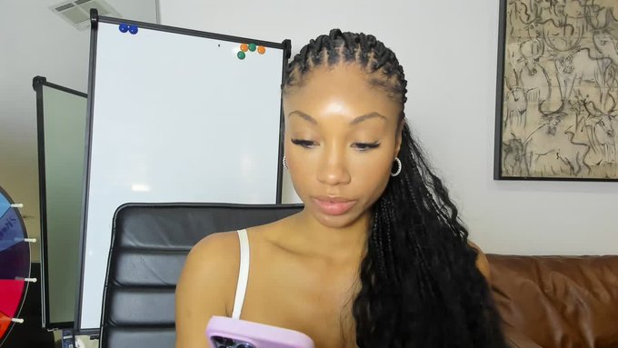 Girlfriend Zoey is live now! https://t.co/vrHn7rU1oq https://t.co/AeDyJybODH