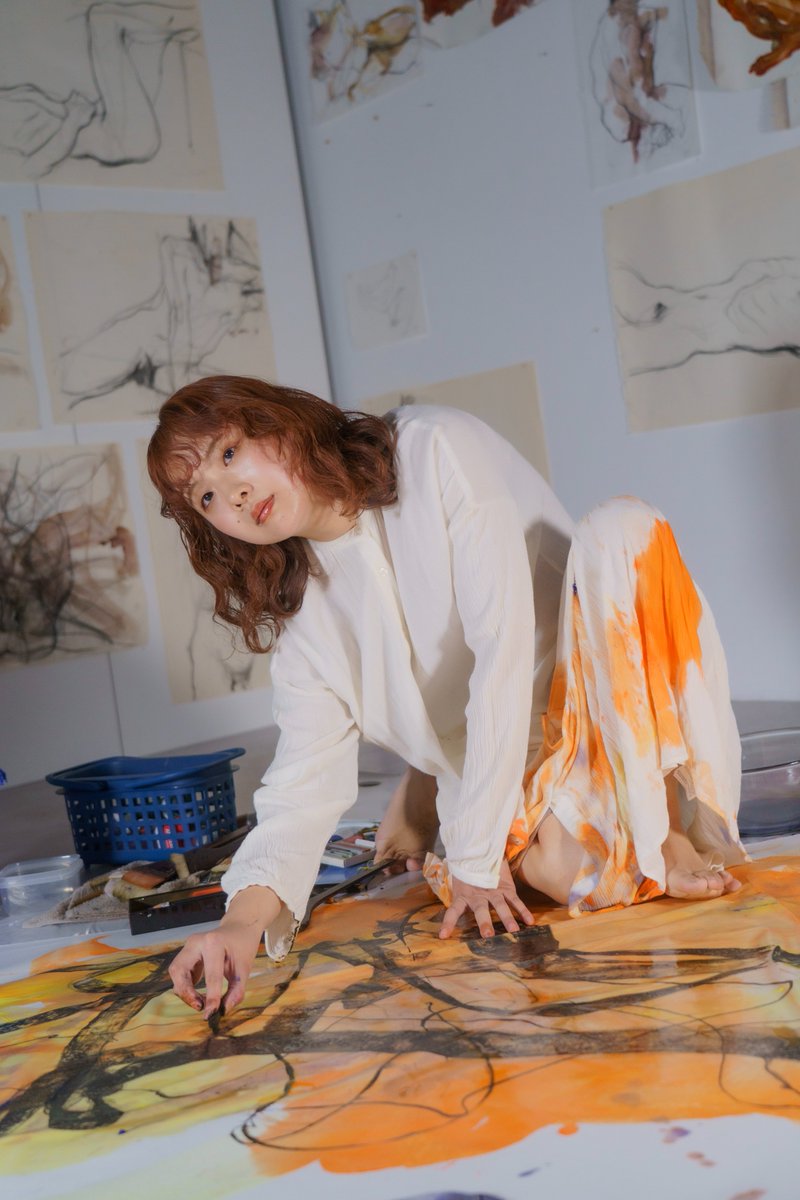 shukado_SCENA's tweet photo. 明後日1/27(土)まで✨

沖綾乃個展　”37.2℃の肌”
https://t.co/dkJox07rrx

1/20(土)に開催したライブドローイングの様子です
ギャラリー内は生命力に満ちたエネルギーを感じる空間になりました

ドローイング　沖綾乃
ダンス　鈴木清貴、藤平真梨
photo by 田中洋二 https://t.co/rY55DMS9Jm