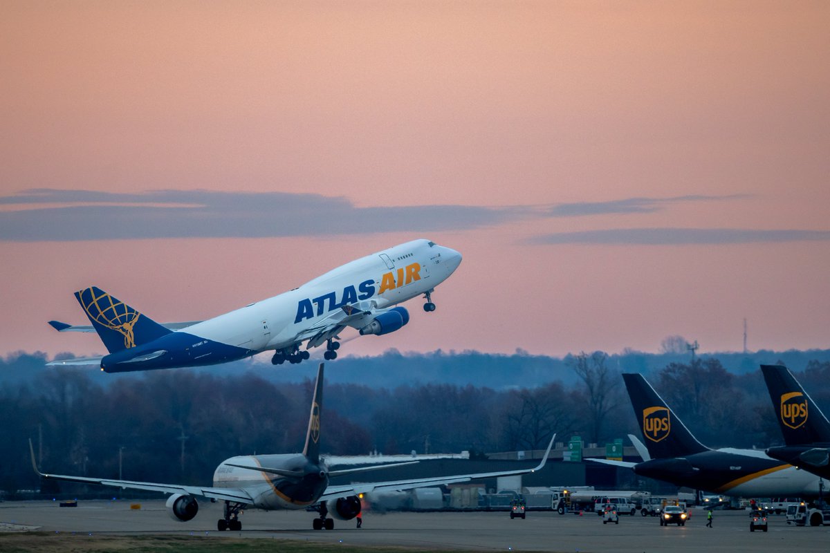 jmrutl01's tweet photo. #throwbackthursday ๐ธ November 2023
GIANT Departs from SDF at the beginning of peak season.
#avgeek #worldport #aviation #atlasair #b744 #boeing #nikon #747lovers #Louisville https://t.co/cCOdxgfq6Y