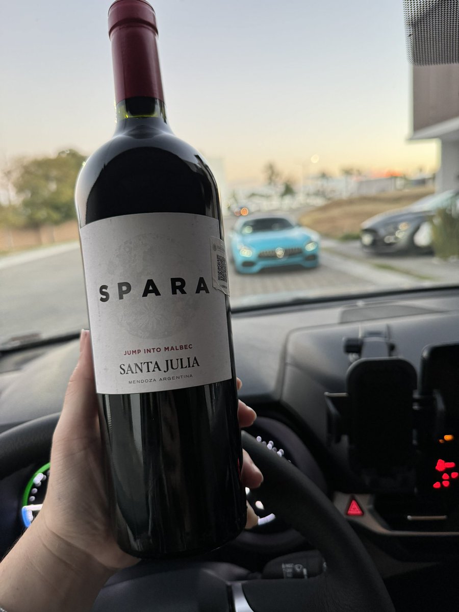 No puede faltar en nuestras reuniones!!! AMONOS <a href="/maiteperroni/">Maite Perroni B.</a> <a href="/SparaWines/">Spara Wines</a> -#Spara #LaMasPerroni