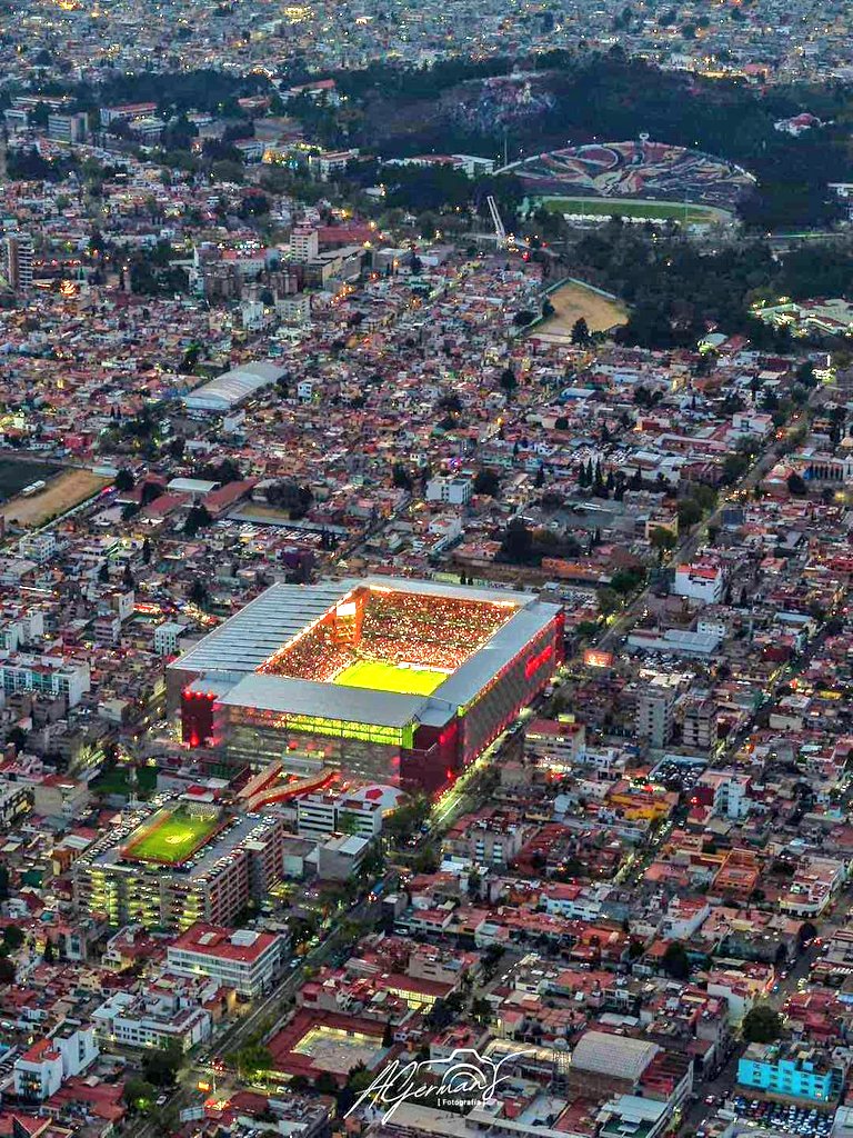 MXESTADIOS's tweet photo. Gran panorámica de Toluca.
Con sus dos estadios, el Nemesio al frente y atrás el Chivo. https://t.co/J5OrIapBep