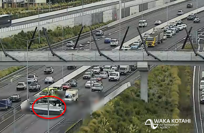 nztaaklnth's tweet photo. SH1 NORTHERN MWY - 1:45PM
Due to a crash on #SH1 after Oteha Valley Rd off-ramp all northbound lanes are temporarily blocked. Delay your journey or use an alternative route. ^HJ https://t.co/nvDm18vTwr