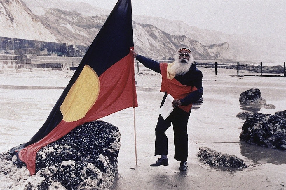 IrishUnity's tweet photo. On this day 1988 - Burnum Burnum plants the Aboriginal flag at the cliffs of Dover, claiming England for the Aboriginal peoples of Australia, exactly 200 years after Arthur Phillip claimed Australia for the British.

#InvasionDay https://t.co/Q5cIBa9Pi9