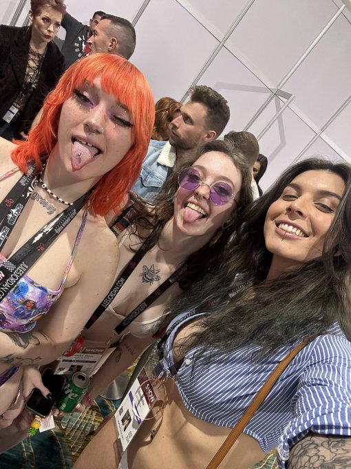At the AVNs with the babes! @yabaibabyy @sunsubmarine https://t.co/BMzqb2msI1<a class="tags" target="_blank" title="On Twitter" href="/?out=eyJ0eXAiOiJKV1QiLCJhbGciOiJIUzUxMiJ9.eyJpYXQiOjE3MTk2ODQxODUsImlzcyI6InR3cG9ybnN0YXJzLmNvbSIsIm5iZiI6MTcxOTY4NDE4NSwiZXhwIjoxNzUxMjIwMTg1LCJyZWRpcmVjdF91cmwiOiJodHRwczovL3R3aXR0ZXIuY29tL3lhYmFpYmFieXkifQ.-2na3RSyPWBTQZC3TBe5rY5wyN0q9-abvU4_Qdh7e8ha0ngbFp3Y7IJeCE9oNIWgdHXMoBd_4LGNk-gVQWn9gQ">@yabaibabyy</a><a class="tags" target="_blank" title="On Twitter" href="/?out=eyJ0eXAiOiJKV1QiLCJhbGciOiJIUzUxMiJ9.eyJpYXQiOjE3MTk2ODQxODUsImlzcyI6InR3cG9ybnN0YXJzLmNvbSIsIm5iZiI6MTcxOTY4NDE4NSwiZXhwIjoxNzUxMjIwMTg1LCJyZWRpcmVjdF91cmwiOiJodHRwczovL3R3aXR0ZXIuY29tL3N1bnN1Ym1hcmluZSJ9.Qko1oDwjMqiBch9xPWMG3fNZgwBV2AP5n1_s4a_fTkXND3iUcSNTiS8vPo8h1djjtq8thOMgTCB_BcqzbwjfIg">@sunsubmarine</a>