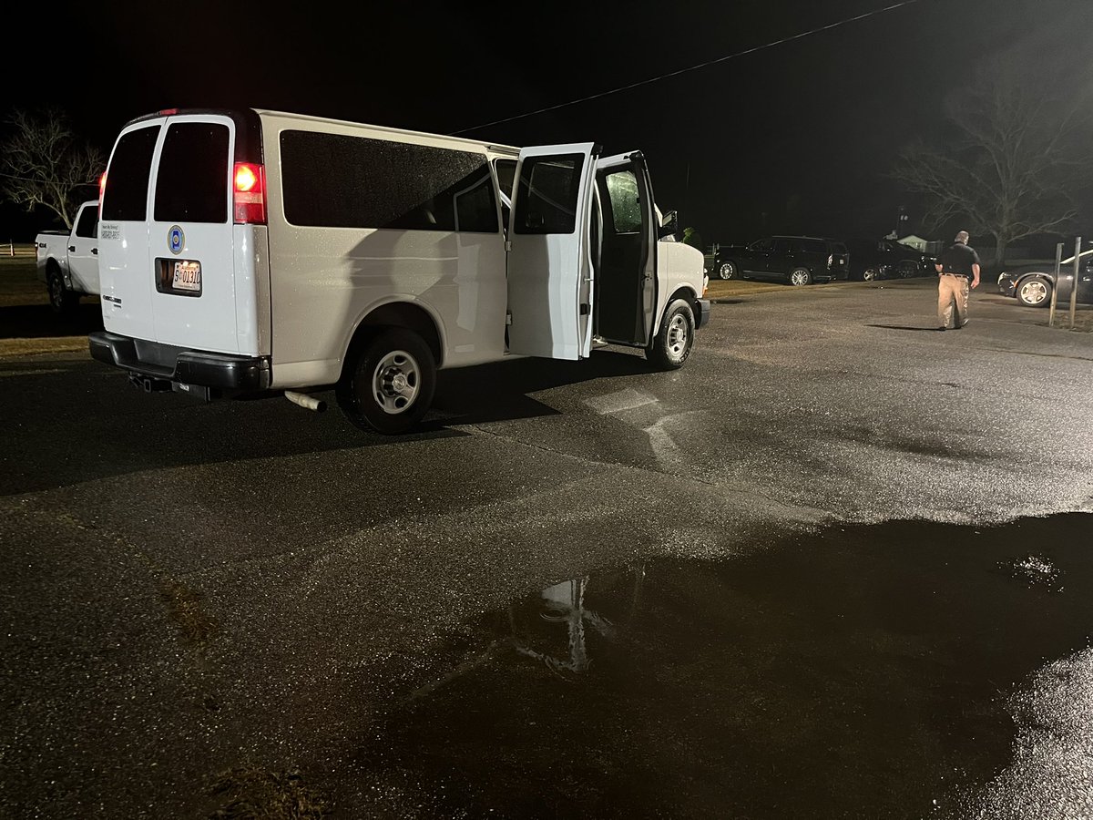 6:56PM: Media witnesses now loading the van for Holman prison #KennethSmith #NitrogenHypoxia #WBRC