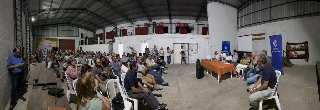 MGAPUruguay's tweet photo. #AHORA en la Sociedad de Fomento Rural Los Arenales, los directores de #DIGEGRA @nchiesa de #DIGEBIA @mvguardia y de #DESCENTRALIZACIÓN @LuisCarresse participan de una reunión de trabajo para hablar sobre la ley de faena predial con productores de la zona. https://t.co/eWe4eFRj63
