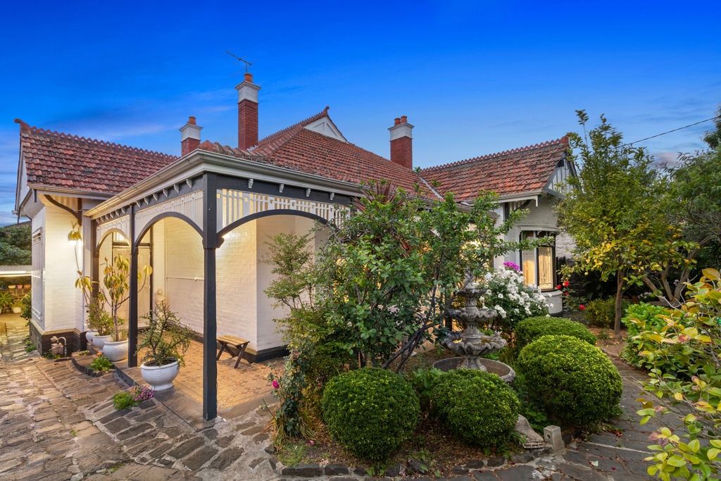 City Charm at Twilight!
Unveiling a little treasure hidden in the heart of the city. As the sun sets, this front twilight property transforms into a magical haven.

#maisonsnap

#Twilight #CityCharm #HiddenTreasure'
#twilight #duskphotography