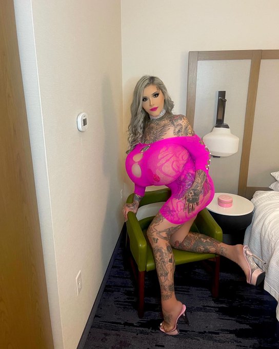 I like how pink looks on me 🩷 #rt if you agree 😍 https://t.co/A2g6cHE4Yh<a href="/tag/rt"class="tags">#rt</a>