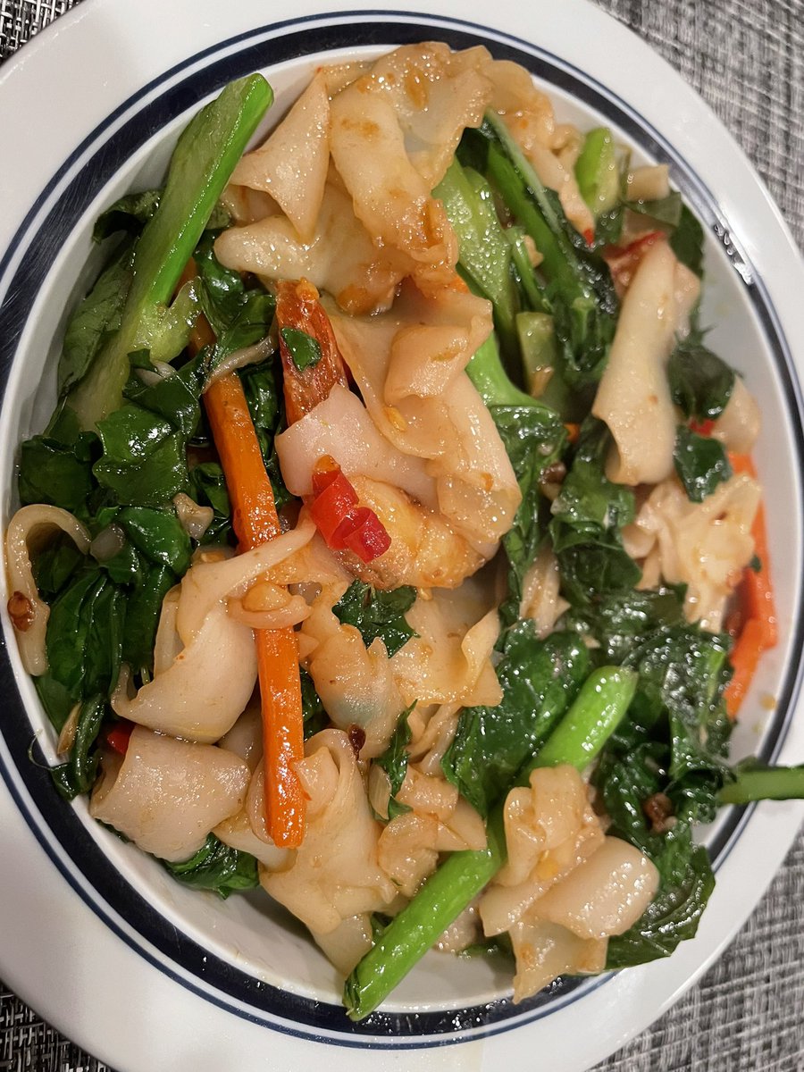 First attempt ever at trying to learn Thai as markets chop. Pad Kee Mao w. shrimp. 🍤