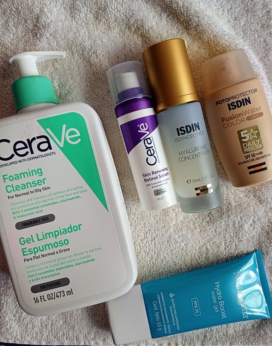 Tania_Tagle's tweet image. Durante mucho tiempo use Kiehls y Sesderma y la verdad nunca noté gran diferencia, mi piel estaba opaca y con brotes de acné.Hoy esto es lo único que uso de skincare. No es tan caro y funciona genial.Y casi no tomo agua porque se me olvida y mi marido me tiene que obligar perdón.