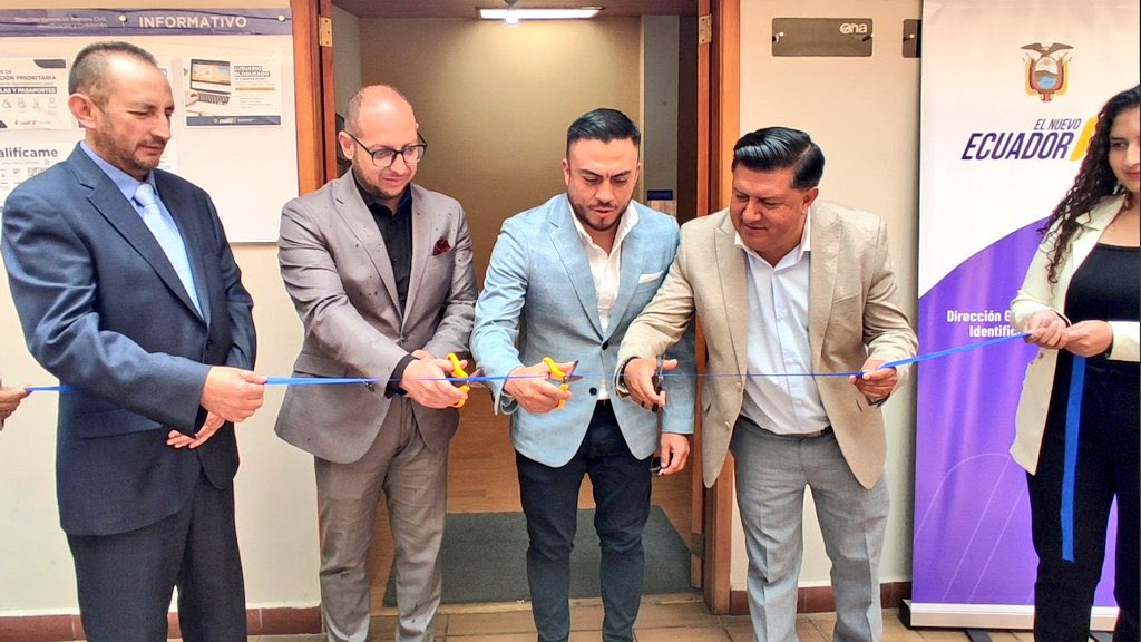 RegistroCivilec's tweet photo. ➡ Hoy en el cantón #Oña, provincia de #Azuay, el alcalde Eddy Erraez junto al Director General del @RegistroCivilec, Mario Cuvero, reaperturaron las instalaciones de la agencia. Estamos comprometidos en devolver la eficiencia de los servicios.

#ElNuevoEcuador https://t.co/c9s7FlZZqX
