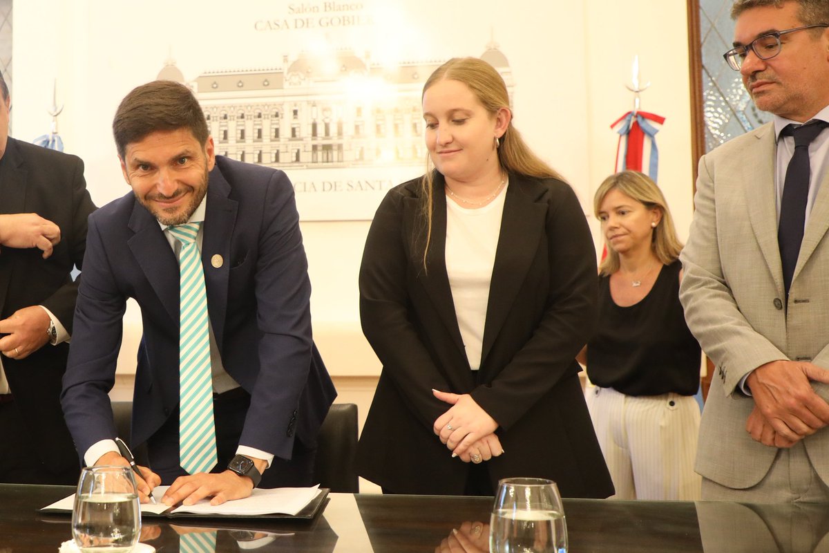 RPSoques's tweet photo. Hoy firmamos el convenio para avanzar en Santa Fe ciudad.
El programa Intervención Barrial Focalizada es la herramienta fundamental para bajar los índices de violencia y lograr una mejor convivencia en los barrios. https://t.co/itoR9tcWRn