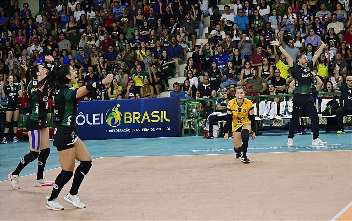 BrasiliaVolei's tweet photo. VITÓRIA EM CASAAA! 💚🖤

As meninas do Brasília Vôlei brilharam com o apoio da torcida no Sesi Taguatinga!

Brasília Vôlei 3🆚2 Gerdau Minas 
🏐 Parciais: 25x27, 25x20, 25x18, 22x25 e 15x11. 
Troféu Viva Vôlei: Amanda Marques 

📸 @guerreirofotografia

#superligafemininabet7k https://t.co/tHPmcHKgXc