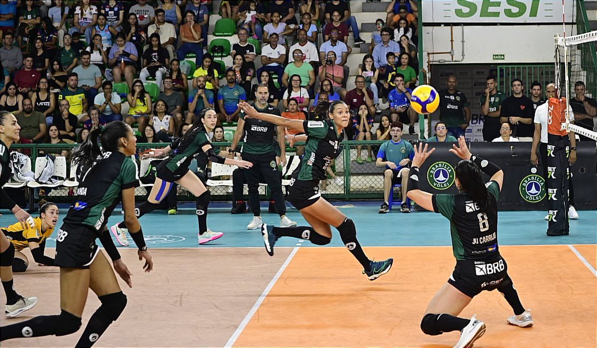 BrasiliaVolei's tweet photo. VITÓRIA EM CASAAA! 💚🖤

As meninas do Brasília Vôlei brilharam com o apoio da torcida no Sesi Taguatinga!

Brasília Vôlei 3🆚2 Gerdau Minas 
🏐 Parciais: 25x27, 25x20, 25x18, 22x25 e 15x11. 
Troféu Viva Vôlei: Amanda Marques 

📸 @guerreirofotografia

#superligafemininabet7k https://t.co/tHPmcHKgXc