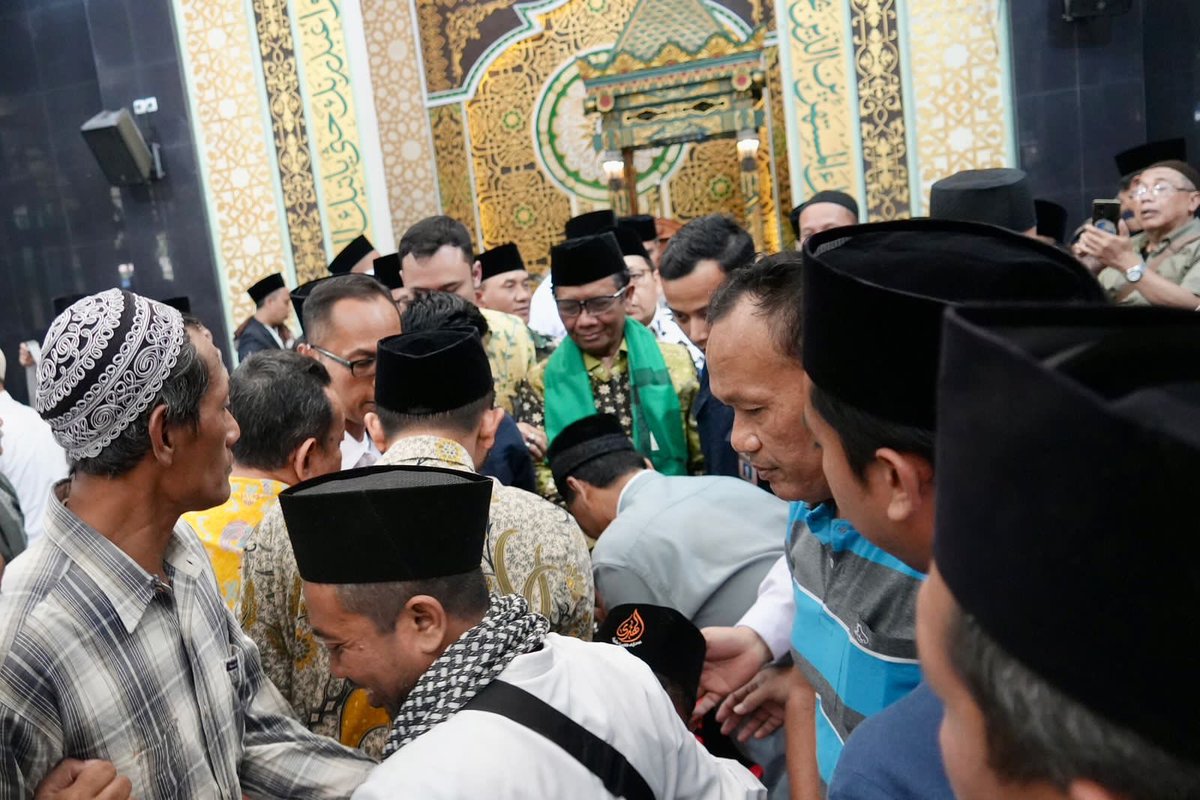 Sedulur, Pak <a href="/ganjarpranowo/">Ganjar Pranowo</a> dan Prof. <a href="/mohmahfudmd/">Mahfud MD</a> sama-sama lahir dari bawah, dari rakyat. Karena itu, Ganjar-Mahfud sangat memahami kebutuhan masyarakat. Terlihat dari inisiatif keduanya di masa kampanye yang selalu dekat dengan rakyat.

#GanjarMahfud2024 #GanjarMahfudM3nang