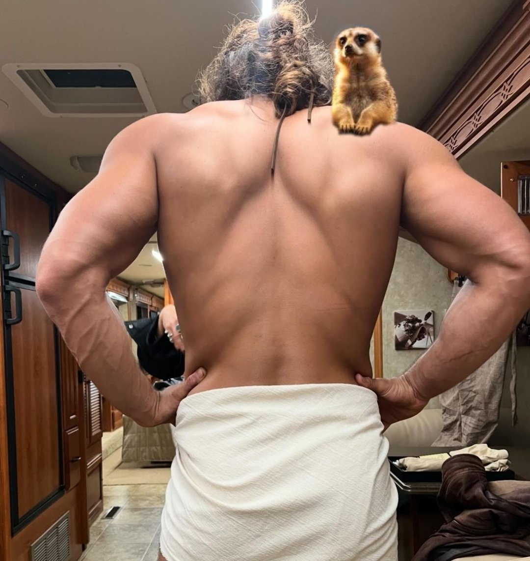 Cu_cu 😂!! Es viernes...y este CUERPO 👅👁️ lo sabe 😂🥳🥳!!
#CanYaman 
#Viernes26 🎶