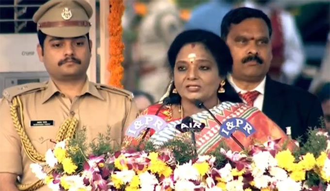 eenadulivenews's tweet photo. Republic Day : నాంపల్లి పబ్లిక్ గార్డెన్స్లో గణతంత్ర వేడుకలు
#TamilisaiSoundararajan #flaghoisted #CMRevanth #Nampally #PublicGardens #Hyderabad #TeluguNews
https://t.co/YazAELz1JR https://t.co/llttg6BSlu