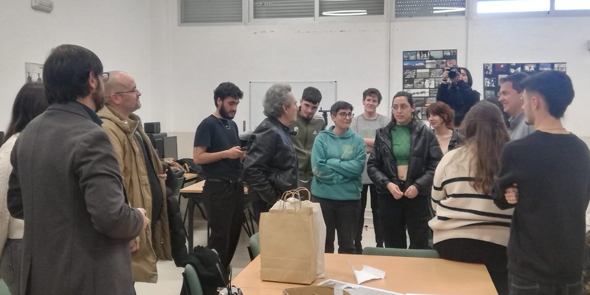 Tarde mágica en una nueva visita de Miguel Ríos <a href="/mrios/">Miguel Ríos</a> en el <a href="/iesalbayzin/">IES Albayzín</a>
Visitó el estudio con su nombre, atendió las inquietudes del alumnado de #imagenysonido y nos ofreció una magnífica entrevista de la mano de <a href="/Agus_Martinez58/">Agustín Martínez 🔻🇪🇦</a>