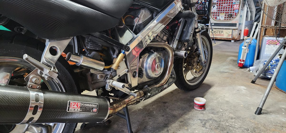 今日はフレーム廻りの磨き✨
後はフロント部分

日曜日のツーリングに向けて
頑張る👊✨