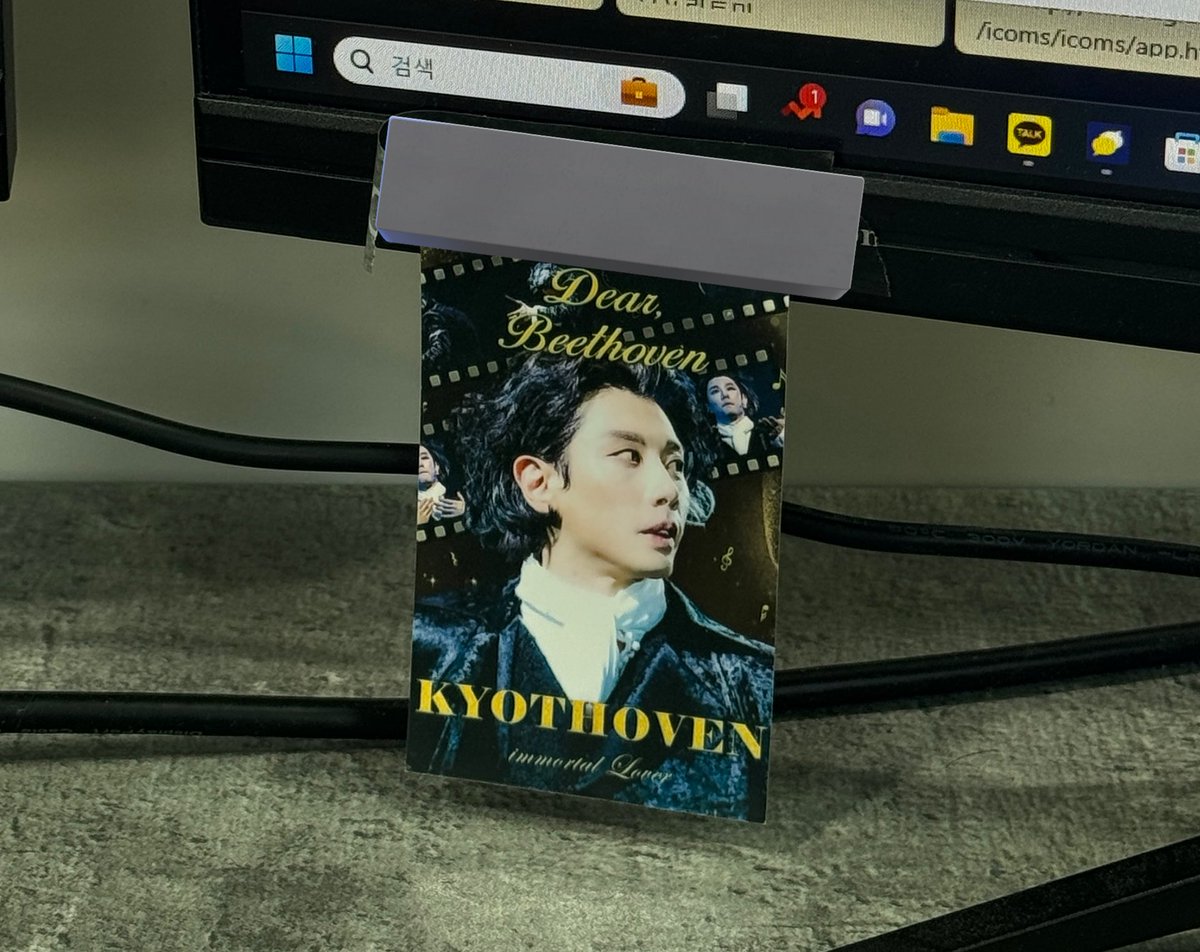 cho_r_be's tweet photo. 일하면서 열받을때마다 한번씩 봐주는 나의 소화기... https://t.co/ID0fkP1594