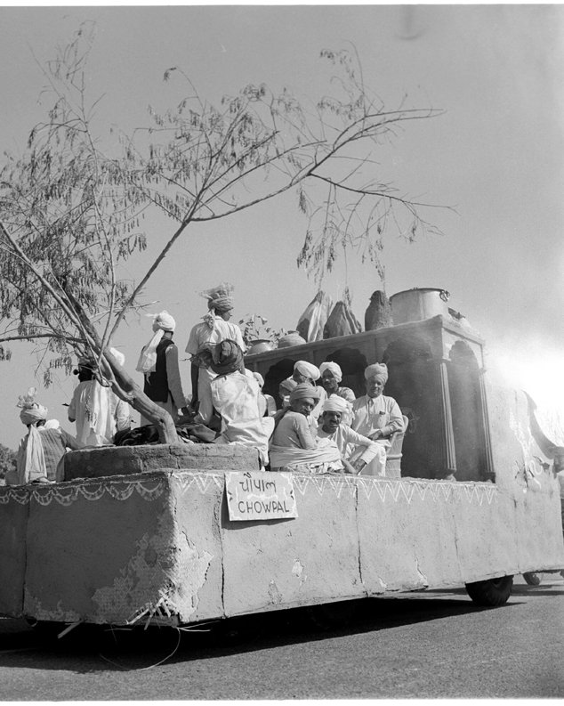 1952 :: Tableau Showing People Gathered at ‘Choupal’

  #RepublicDay