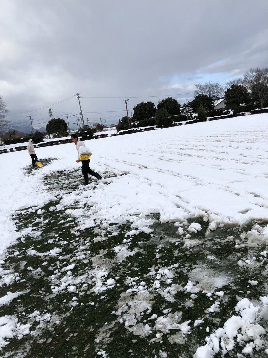 明日のTRに向けて雪掻き中でーす！😭
手伝ってくれる方大絶賛募集中です😀
#ヴィアティン三重
#多目的グラウンド
#ボランティア大募集