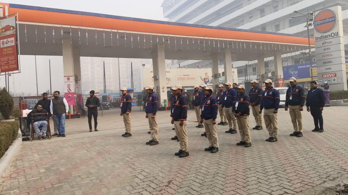 iocl_noida_do's tweet photo. Saluting the spirit of unity, diversity, and resilience, on the occasion of India's 75th #RepublicDay! 🇮🇳 @IndianOilcl retail outlet COCO-II Greater Noida @ioclupso2 @Bohrashyam2 https://t.co/R6TD0zLVFL