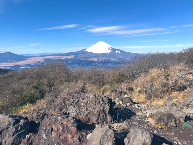 これもちょっと前に行った山の写真大人気マウンテンなのに、この日はぜんぜん人がいなくてぬい撮りし放題でよかったぬいも頂上で一生懸命に岩肌を登っていた 