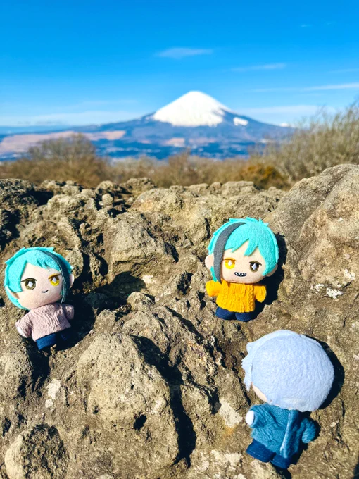 これもちょっと前に行った山の写真大人気マウンテンなのに、この日はぜんぜん人がいなくてぬい撮りし放題でよかったぬいも頂上で一生懸命に岩肌を登っていた 