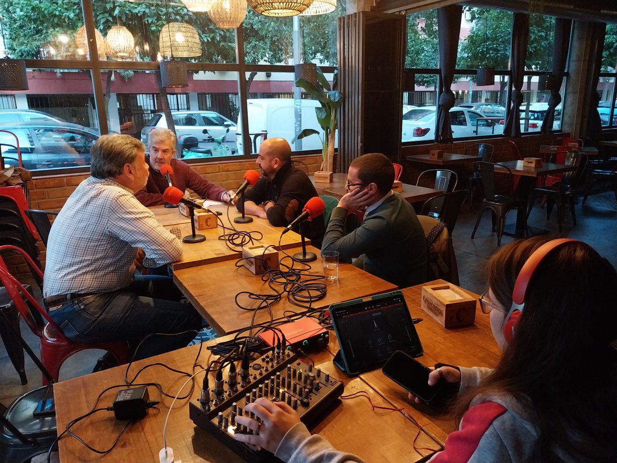 neofm_es's tweet photo. FAMILIA ROJIBLANCA 
ESPECIAL BAR TRIBUNA 
La actualidad del Sevilla FC con los clientes del @BarTribuna David Rivas, Javi Ponce y Live Muñiz
Presenta: Manuel Agüero

PUEDE ESCUCHAR EL PROGRAMA EN ESTE ENLACE 
https://t.co/HHqtV23kTP https://t.co/KEEaCG3Axh